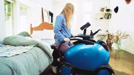 新科技！可以骑行的轮椅