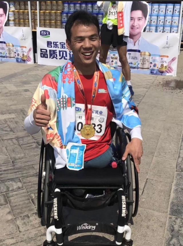 坐着轮椅来参加“青马”，列车乘务员都被他感动了！