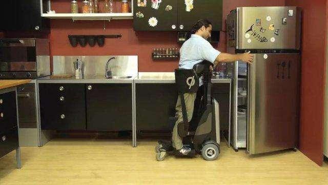 硅谷黑科技行走的辅助装置，让坐轮椅的人站起来，不再求助他人