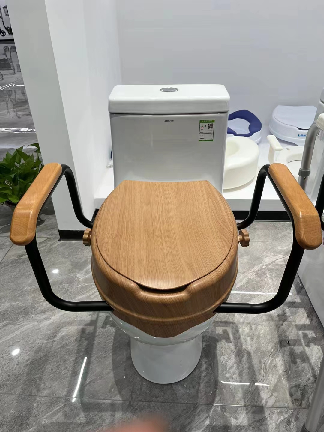 TRA8146 Wooden 4" Raised Toilet  Seat with Lid &  Armest(PU) for Disabled Eldery